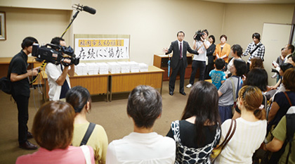 市長を追及する中山市議(市議会決算特)