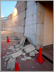 早良区百道浜のマリゾンでは、壁タイルが崩壊。