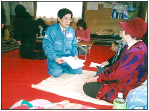 博多区の千代公民館の避難所で住民をお見舞いする比江嶋俊和市議。