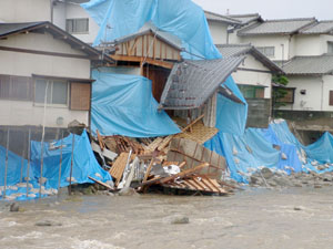 崩れ落ちた住宅