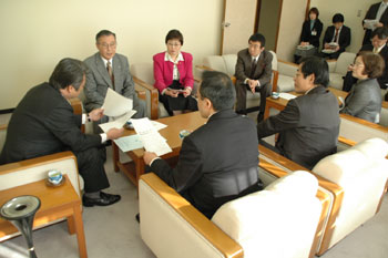 「調査特別委員会の設置を」議長に申し入れ