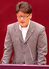 議会にたつ綿貫議員